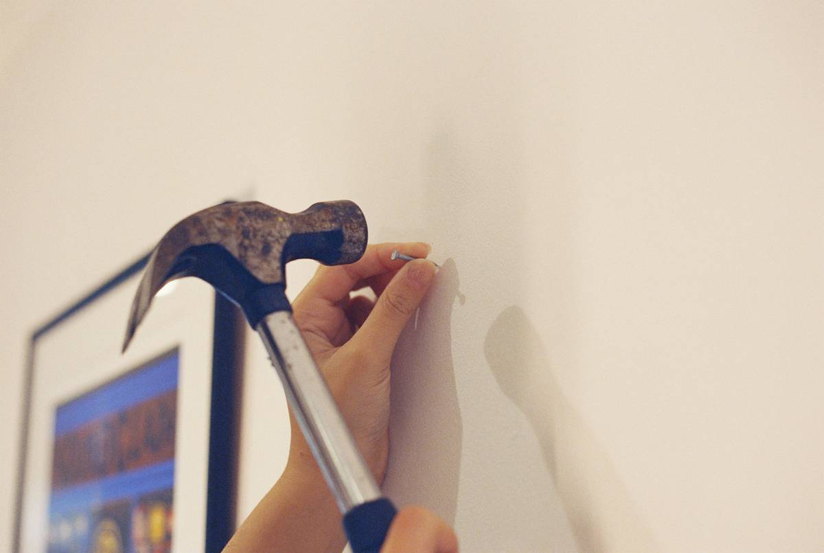 How to Use a Hammer Safely: 7 Proven Tips to Avoid Painful Mistakes